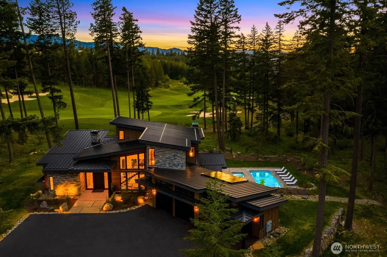 Project gallery: Residence at twilight